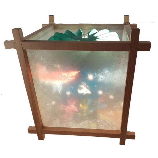 Cette belle lanterne magique artisanale sur le thème des Poissons est parfaite pour décorer la chambre de bébé ou d'un enfant.