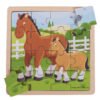 Avec ce puzzle à encastrement en bois, on doit reconstituer l'image d'un cheval et son poulain.
