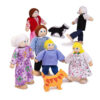 Les corps de la famille de poupées en bois sont flexibles pour animer les jeux dans la maison.