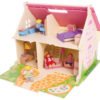 Cette maison de poupée en bois cottage fleuri est une belle maison de couleur rose idéale pour passer un petit week-end tranquille lorsque les beaux jours reviennent.