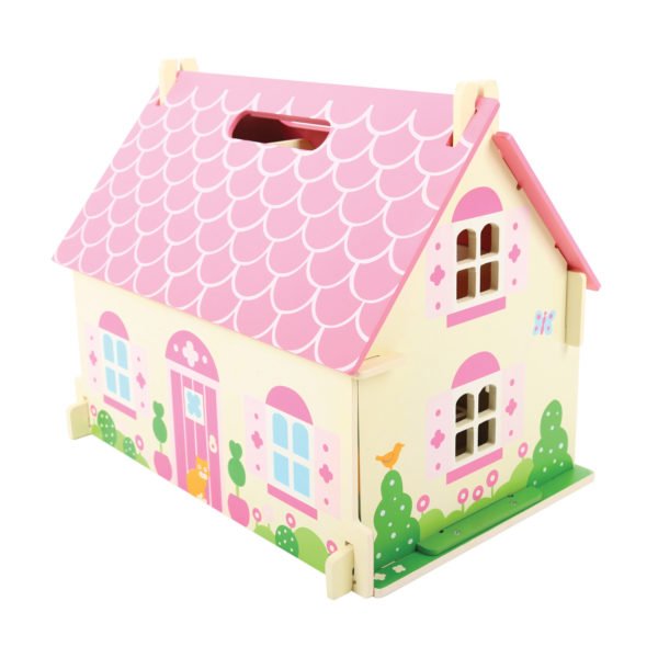 Le toit de la Maison de poupée en bois Cottage fleuri est amovible et l'avant de la maison sert également de jardin. Avec sa poignée intégrée, il est très facile de la transporter et de la ranger quand il est l'heure de faire dodo.