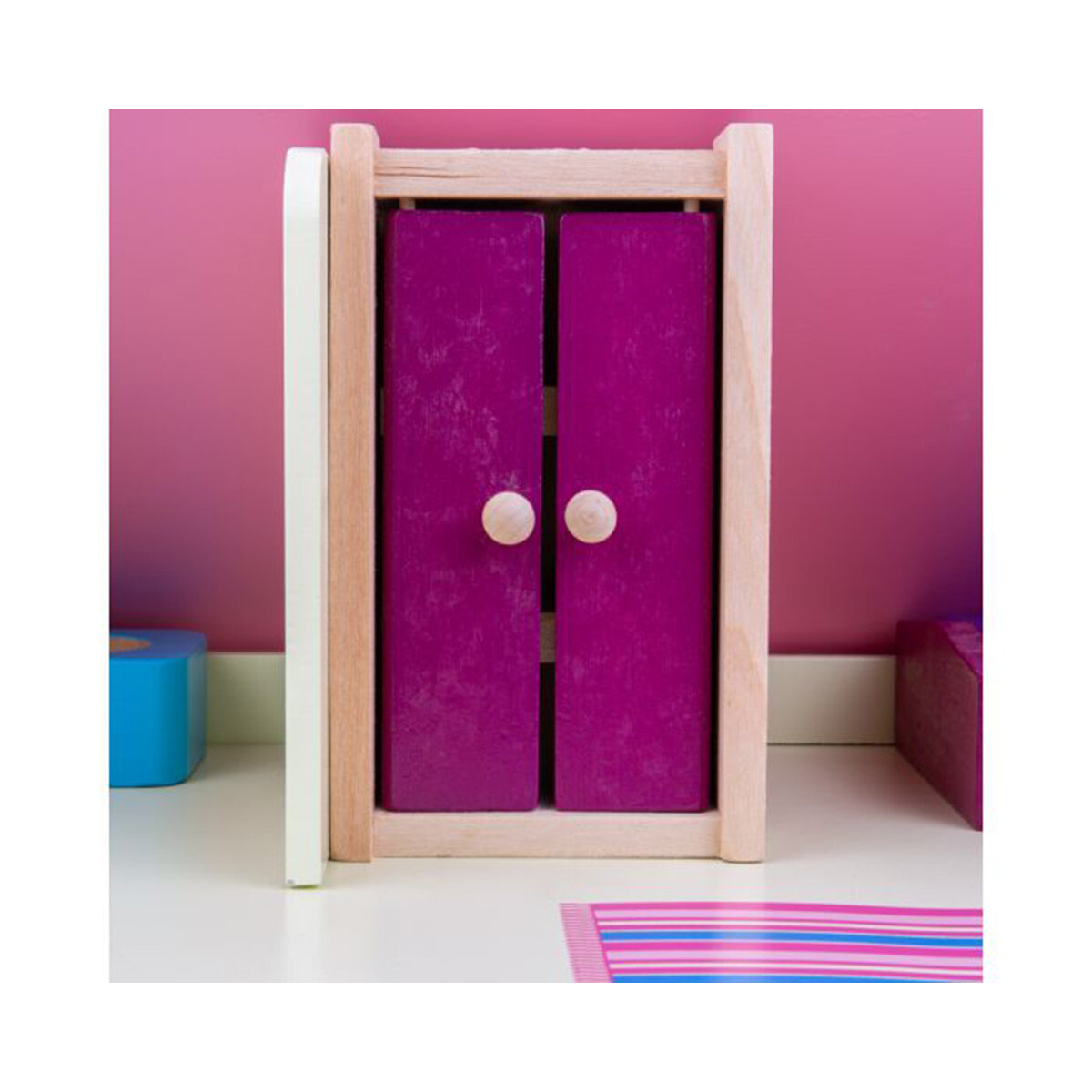 Tout y est pour se faire un petit nid douillet dans sa nouvelle maison. Le set d'ameublement a des couleurs sont vives pour égayer toutes les pièces.