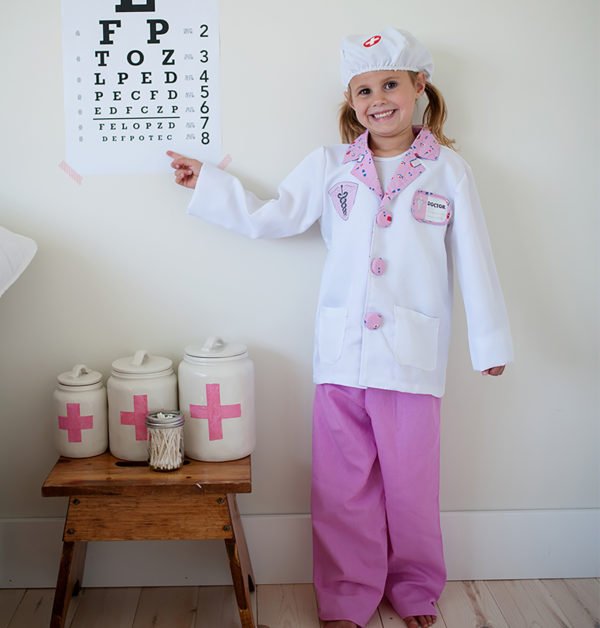 Ce déguisement rose de docteur et ses accessoires est parfait pour jouer au docteur.