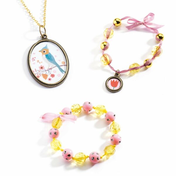 Avec ce coffret de perles, créez de jolis bijoux colorés sur le thème des fleurs en combinant les perles et rubans avec les petits accessoires de son choi
