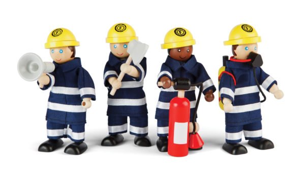 Ces 4 figurines pompiers en bois sont prêtes à tout pour vous sauver !
