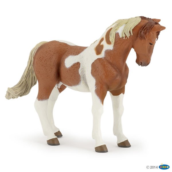 La figurine Jument Pinto vous fait découvrir le monde de l'équitation. Cette reproduction fidèle de l'animal est parfaite pour jouer et s'inventer de belles aventures équestres.