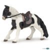 La figurine Poney de la jeune cavalière vous fait découvrir le monde de l'équitation. Cette reproduction fidèle de l'animal est parfaite pour jouer et s'inventer de belles aventures équestres.
