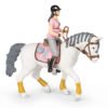 La cavalière fashion resplendit de milles feux avec son cheval. Ils sont tous deux assortis et sont tous deux prêts pour la course.