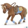 La figurine Cheval du jeune cavalier vous fait découvrir le monde de l'équitation. Cette reproduction fidèle de l'animal est parfaite pour jouer et s'inventer de belles aventures équestres.