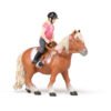 Les figurines Enfant cavalière et son poney vous font découvrir le monde de l'équitation. Ces reproductions fidèles de la cavalière et de son cheval sont parfaites pour jouer et s'inventer de belles aventures équestres.