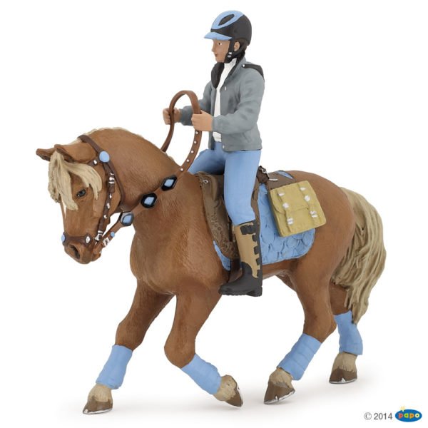 Les figurines Jeune cavalier et son cheval vous font découvrir le monde de l'équitation. Ces reproductions fidèles de la cavalière et de son cheval sont parfaites pour jouer et s'inventer de belles aventures équestres.
