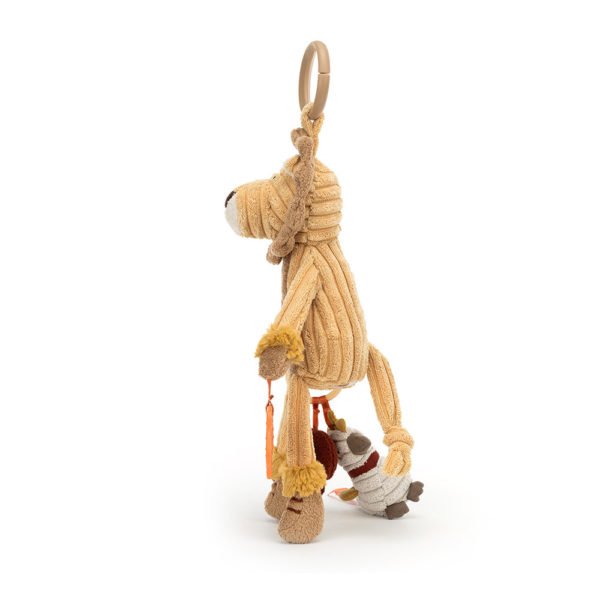 Le jouet d'activités Cordy Lion a une belle couleur caramel et transporte un perroquet.