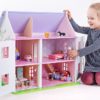 Cette grande maison de poupée en bois rose est sur 3 étages avec un toit amovible, Détails très soignés et mobilier inclus.