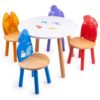 Ensemble de table et 4 chaises assorties dinosaures en bois. Les chaises sont de couleurs différentes et à l'image d'un dinosaure spécifique.