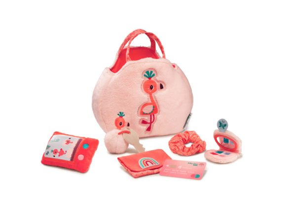 Le sac à main Anaïs le Flamand rose est un sac à main pour enfant en matière toute douce et qui comporte de nombreux accessoires (fard à paupières, smartphone sonore, porte clés, chouchou et porte monnaie).