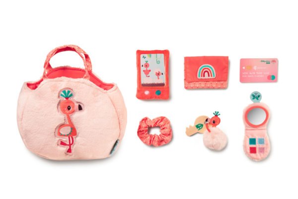Le sac à main Anaïs le Flamand rose est un sac à mains pour enfant dès 18 mois et qui comporte de nombreux accessoires qui sont détaillés sur cette photo.