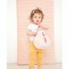 Quelle joie de porter le sac à main Anaïs le Flamand rose. C'est un sac à mains pour enfant en matière toute douce et qui comporte de nombreux accessoires.