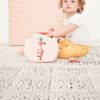 Petite fille assise présentant l'adorable sac à main Anaïs le Flamand rose. Sac à main pour enfant dès 18 mois. qui comporte de nombreux accessoires.