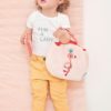 Vue de près d'une petite fille portant le sac à main Anaïs le Flamand rose pour être à la mode et faire comme maman !