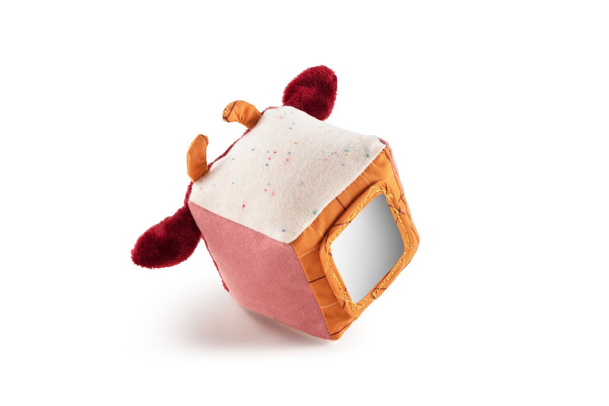 La vache est en forme de cube dans ce lot de hochets des animaux de la ferme.