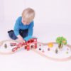 Le circuit de train en bois pompiers est adapté aux enfants dès l'âge de 3 ans.