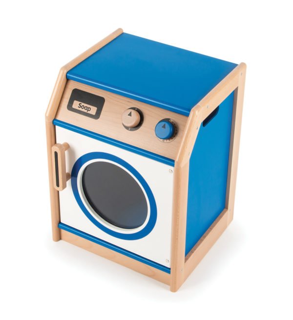 Machine à laver en bois Avec des des boutons qui "cliquent" et un grand hublot avant qui s'ouvre facilement, ce lave linge ludique de couleur bleue est l'appareil indispensable qui complète les équipements pour jouer d'une cuisine pour enfant.