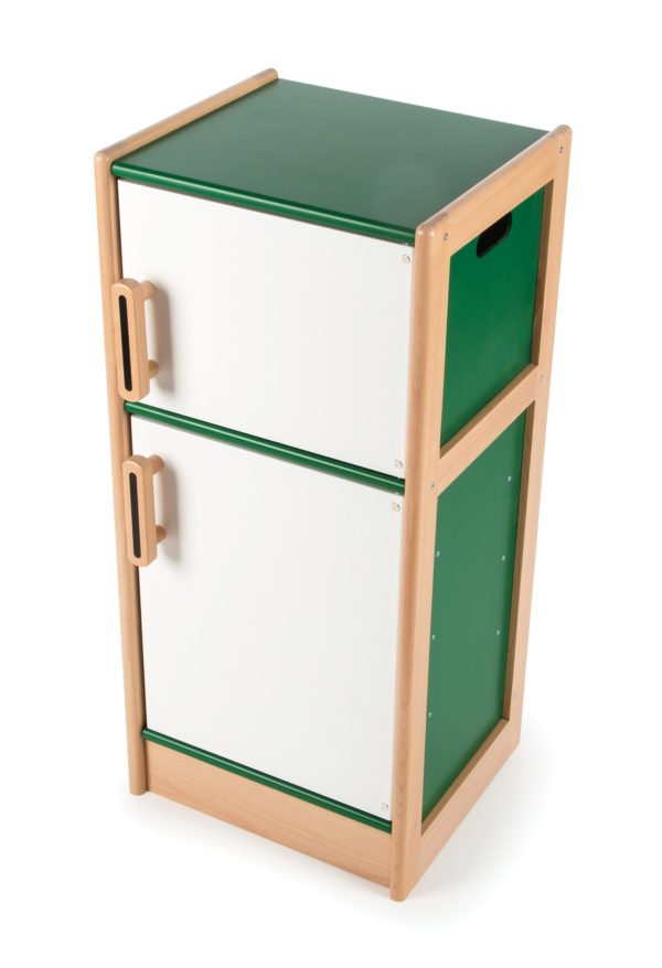 Solide et robuste, le réfrigérateur frigo en bois est un jouet de couleur verte et blanche qui a des portes dotées d'ouverture et fermeture magnétique ce qui permet de toujours bien les fermer pour une bonne conservation des aliments.