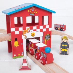 Circuit de train en bois pompiers