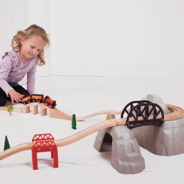 Le pont montagne pour train en bois est adapté aux enfants dès l'âge de 3 ans.