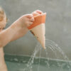 Ce jouet pour le bain est fabriqué en Néoprène. Il sèche donc très rapidement pour faciliter le rangement quand le bain est terminé.