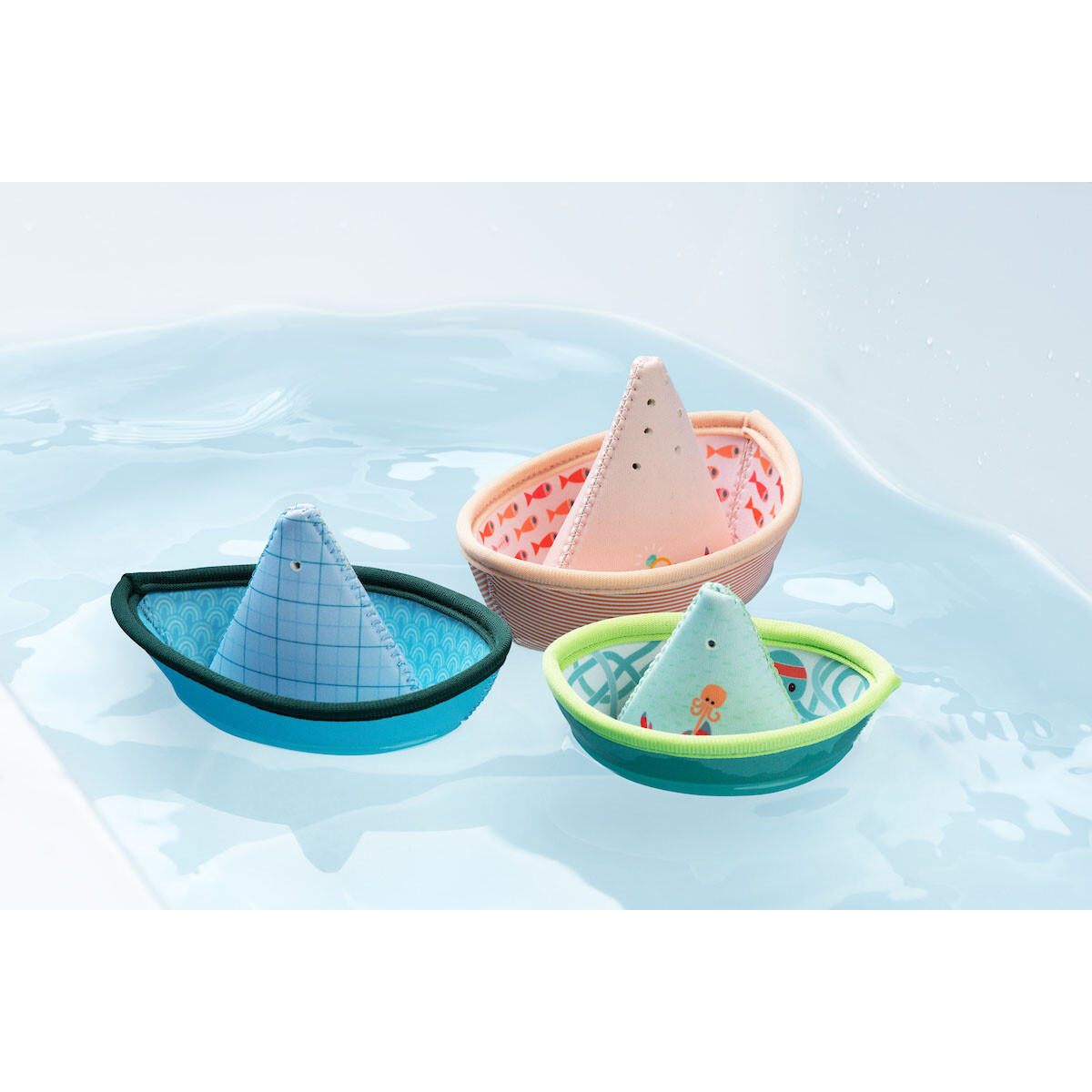 C'est une flotte complète pour le moussaillon qui deviendra vite un capitaine ! Chaque bateau a un petit personnage dessiné dessus et ils ont 3 couleurs différentes pour bien les repérer en cas de tempête dans la baignoire.