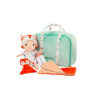 Bébé nomade est un poupon en tissu livré dans sa valise avec toutes ses affaires pour jouer au papa ou à la maman. C'est une première poupée parfaite.