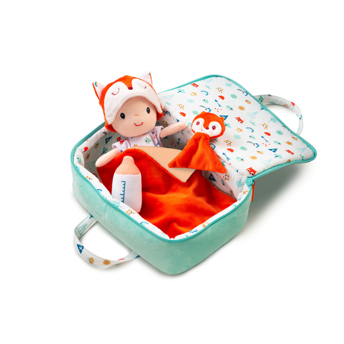 Bébé nomade fonctionne comme un vrai bébé : on peut changer sa couche, son tee shirt et son joli bonnet. Dans la valise, il y a sa couverture, son biberon et même son doudou !