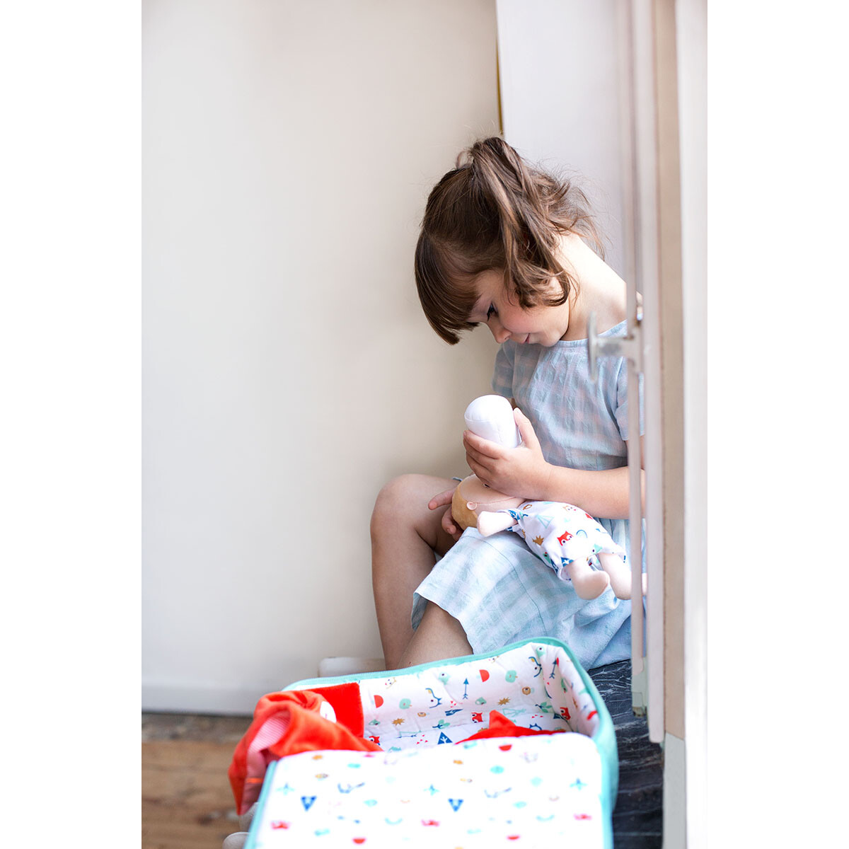 Qui veut être le gentil papa ou la gentille maman qui va s'occuper de cet adorable bébé en tissu ? Bébé a toutes ses affaires dans la valise et on peut le transporter partout !