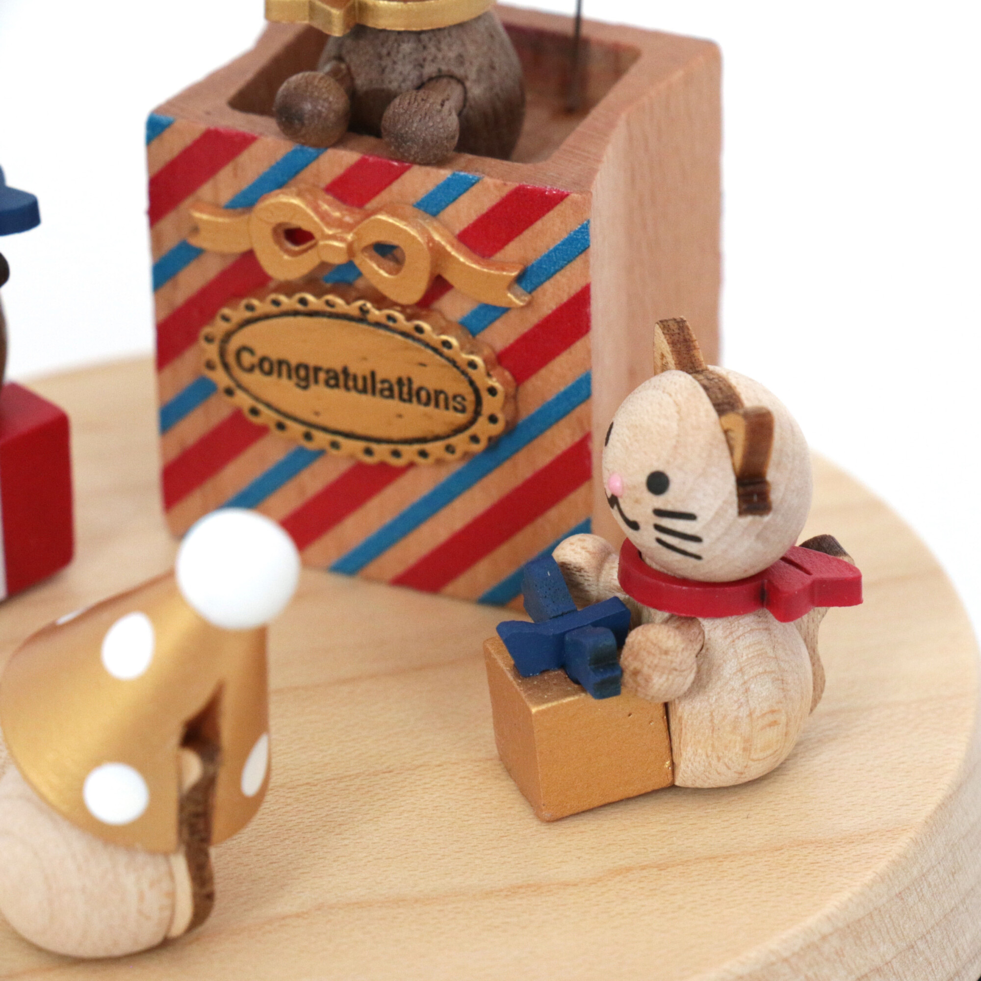 détails d'un petit chat avec une boite à cadeau entre les pattes