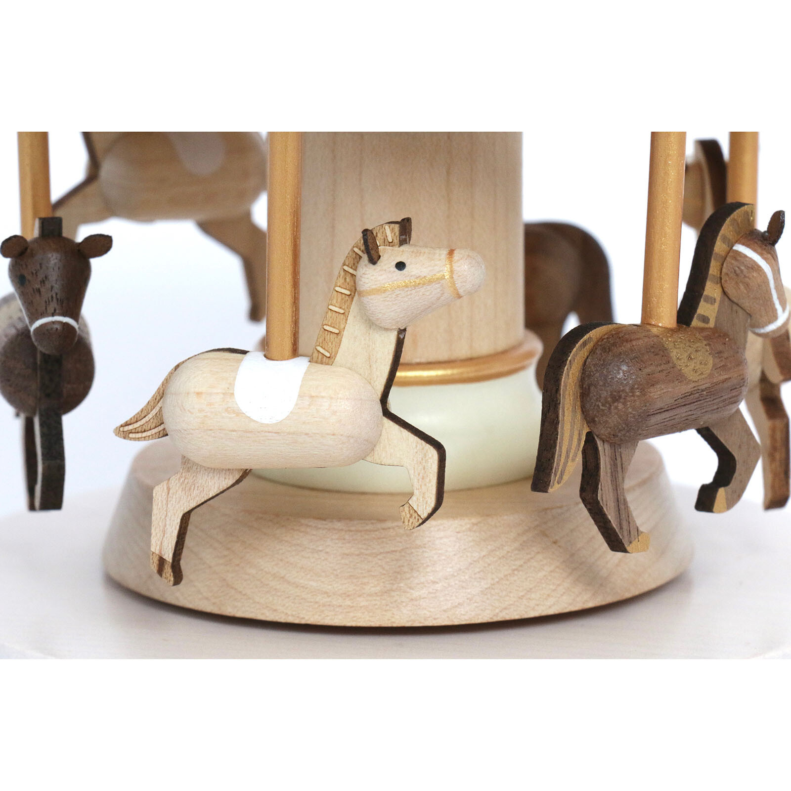 détail sur les chevaux de la Boîte à musique Carrousel