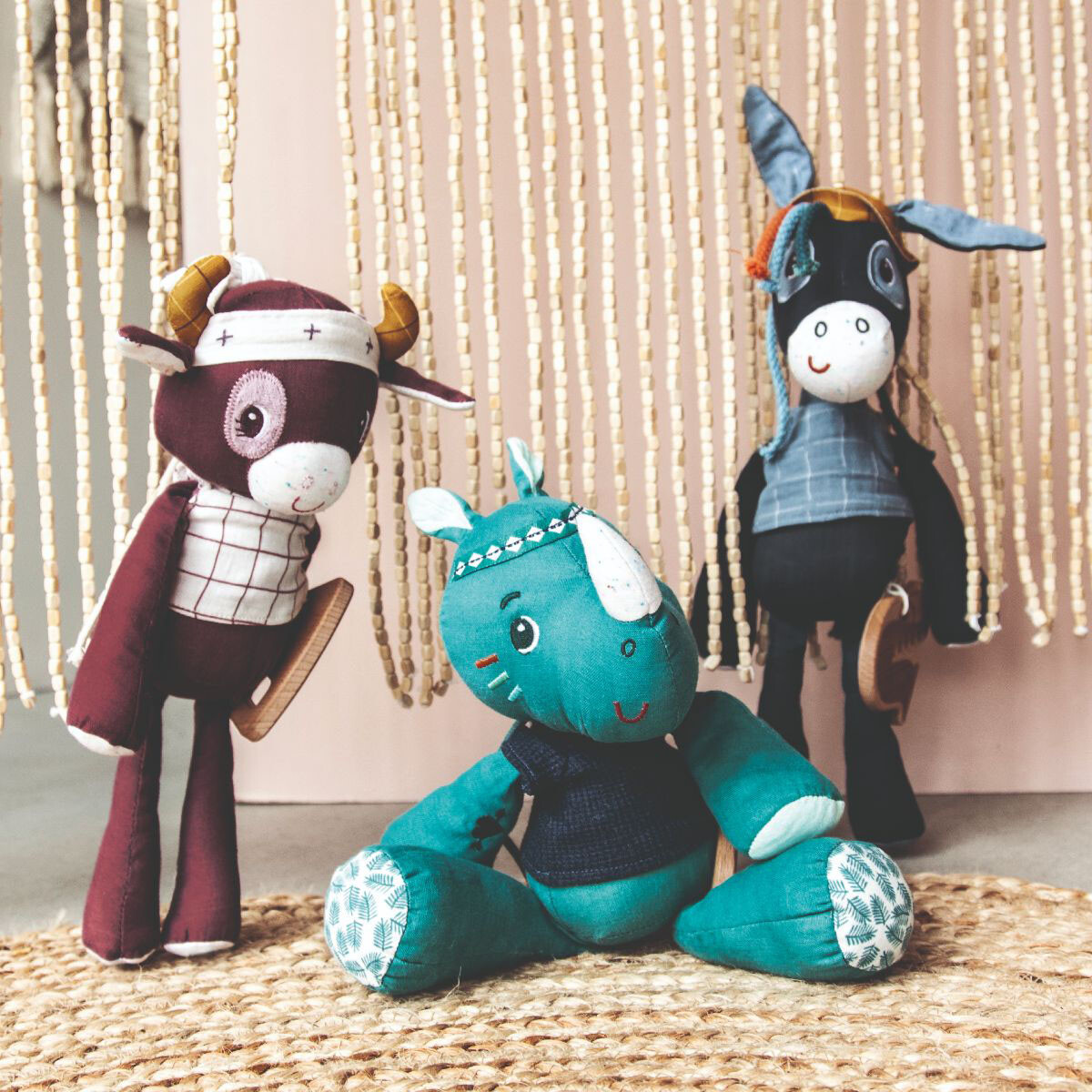 Peluche musicale 3 animaux Fabriqué en coton doux et écologique, la peluche musicale est très douce au toucher et sa belle couleur vive va attirer l'attention de bébé.