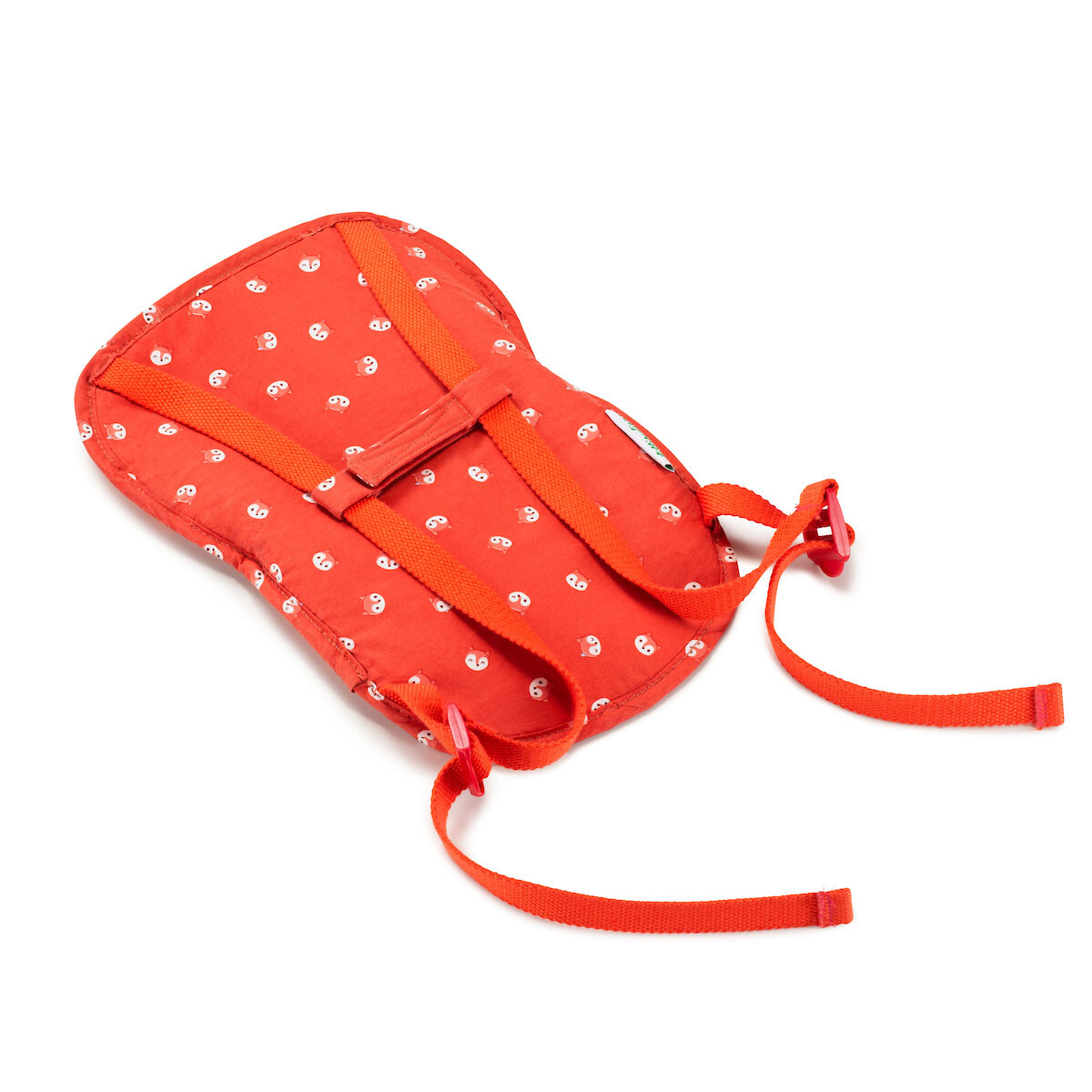 Avec le porte bébé, on peut emmener son bébé ou son doudou partout où l'on va. On peut le porter sur le dos ou sur le ventre comme en vrai !