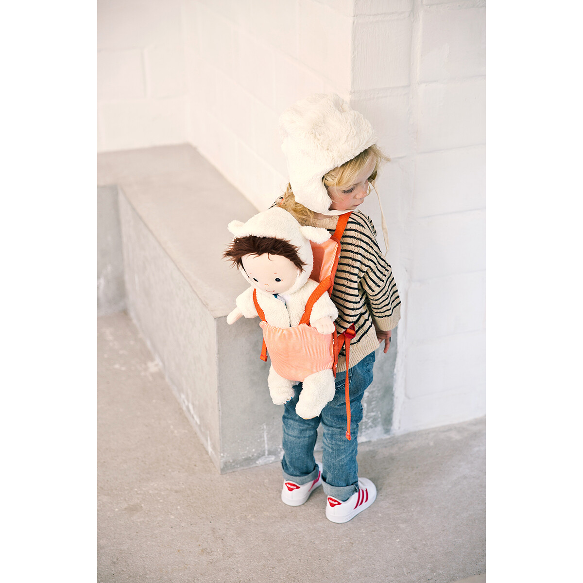 Ce porte bébé est un jouet d'imitation qui séduira toux ceux qui ne peuvent pas se séparer de leur poupée ou de leur poupon favori !