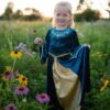 Déguisement enfant Robe Moyen-AgeRobe de Dame Guenièvre bleu nuit portée par une petite fille