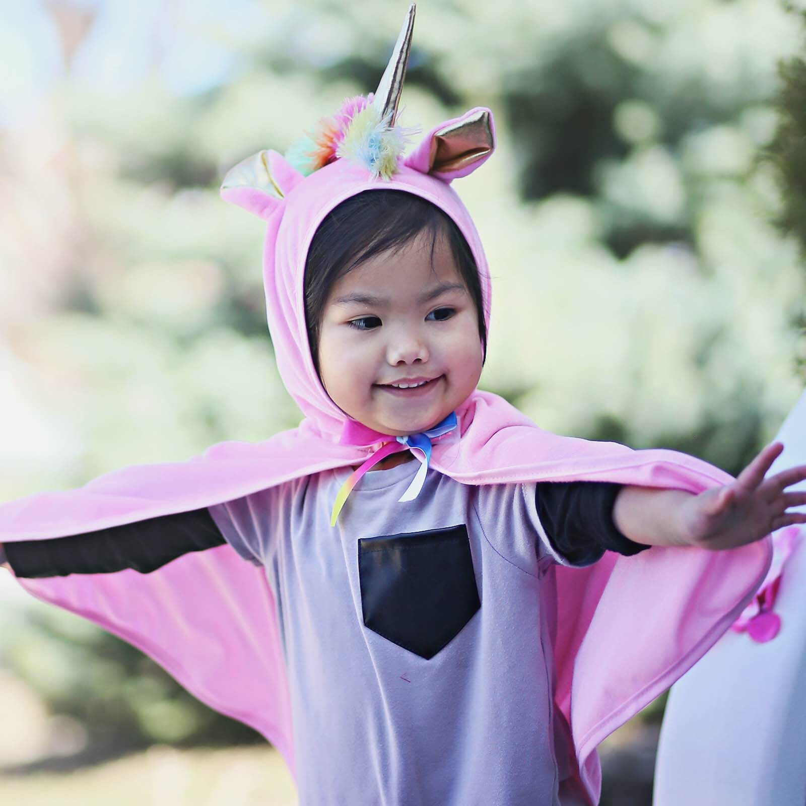 Cape de Licorne Rose portée par une enfant