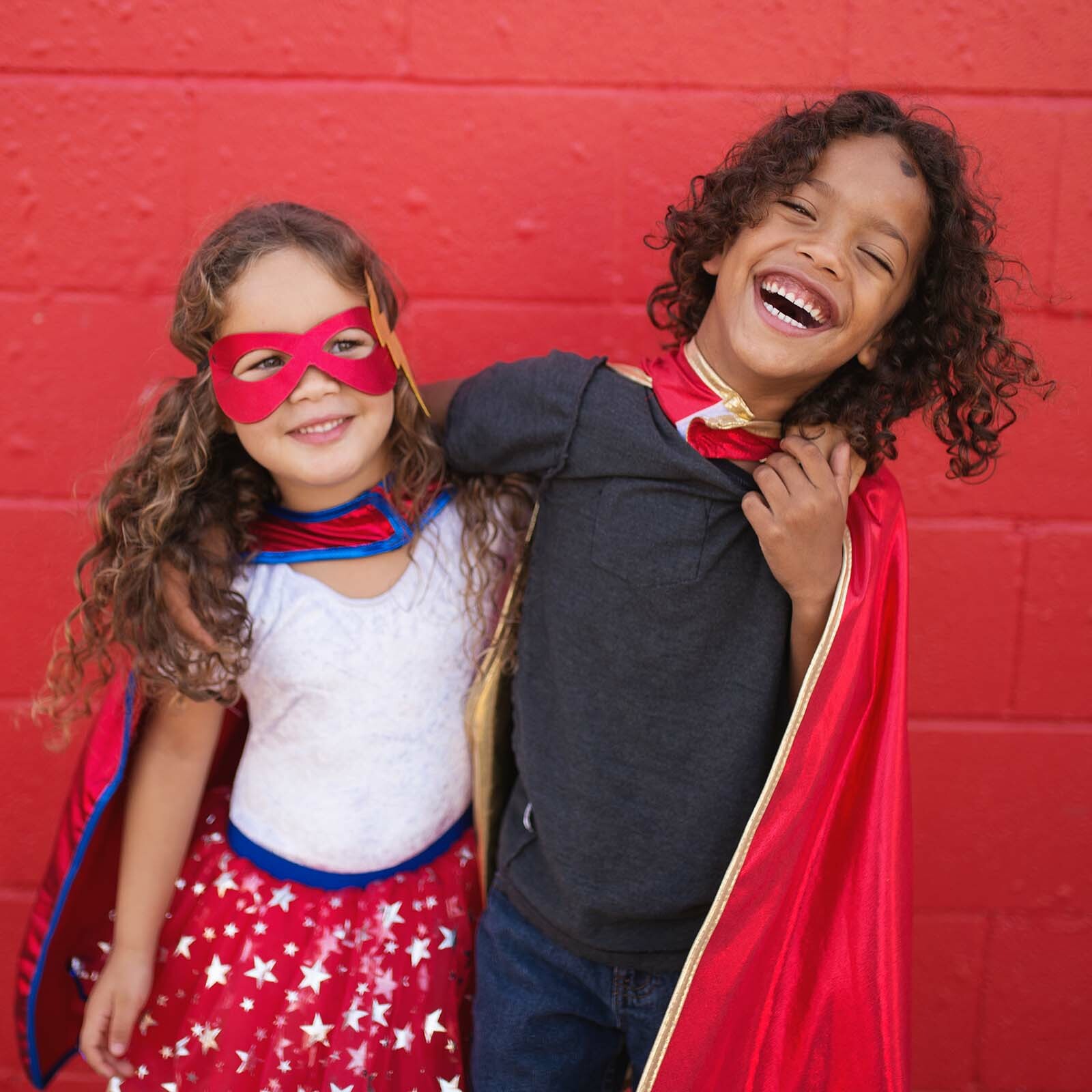 Cape réversible super héros portée par 2 enfants de face pour montrer les 2 côtés