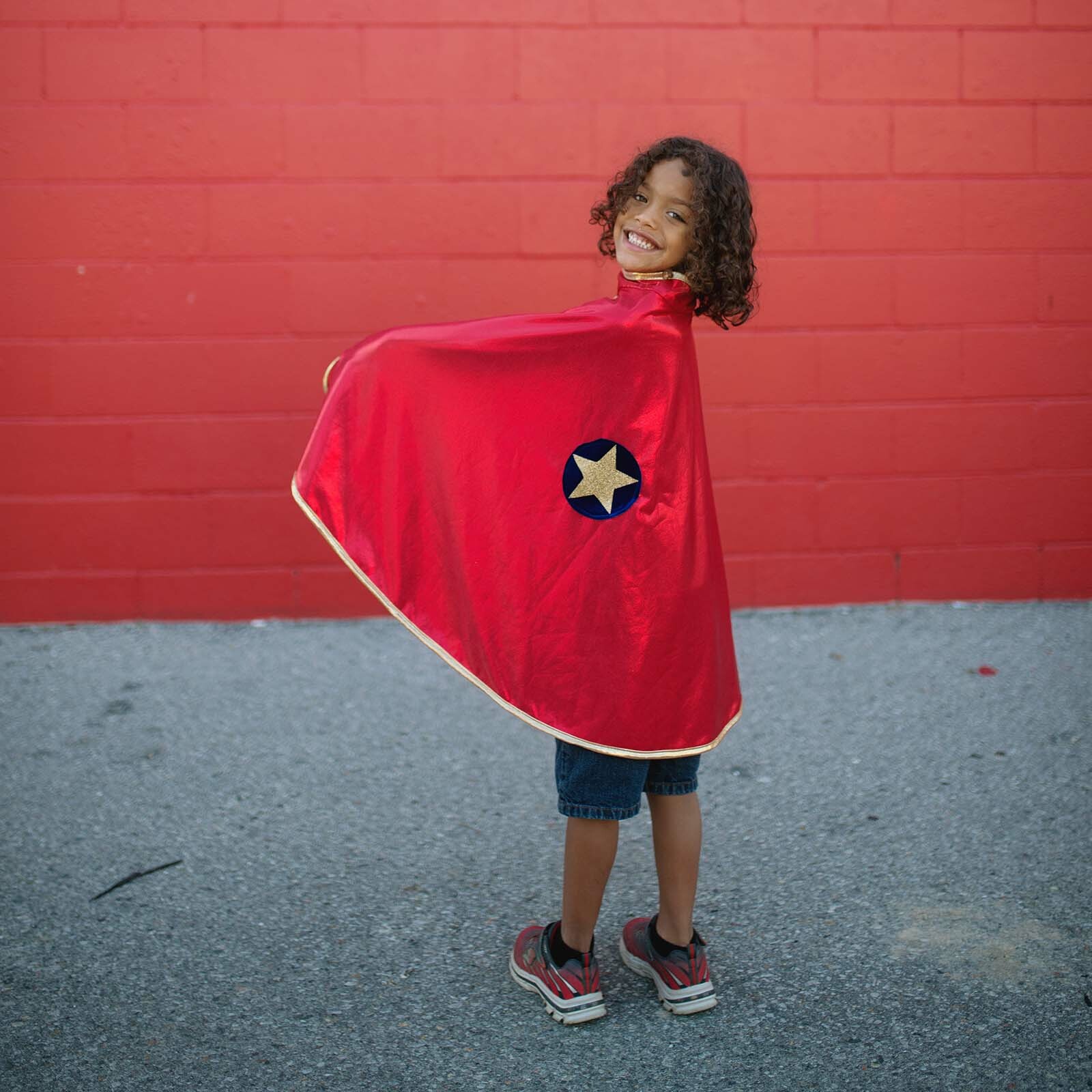 Cape réversible super héros portée par un enfant côté rouge