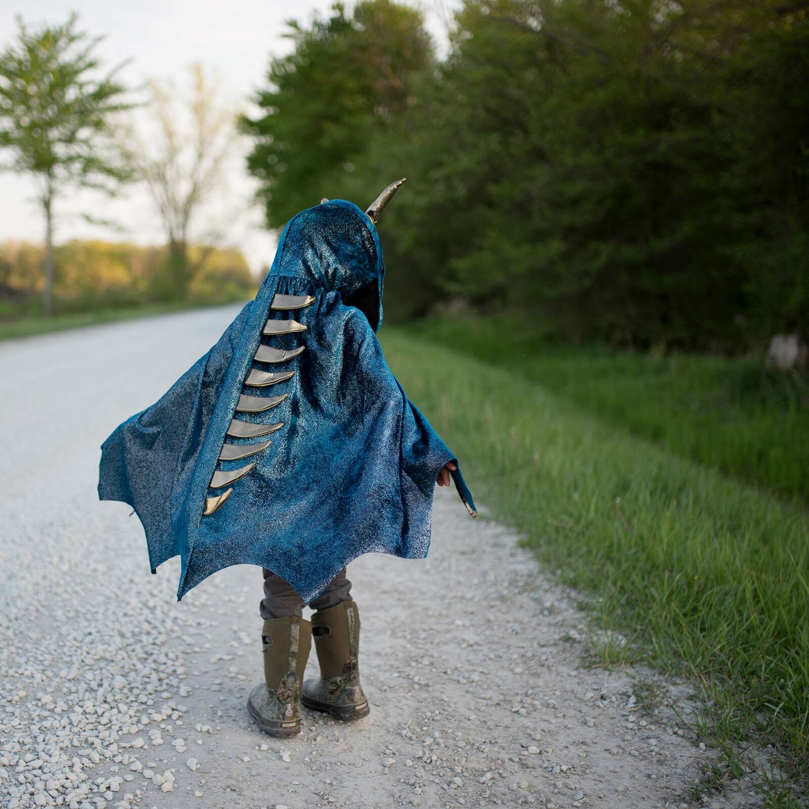 Cape de dragon bleu de dos Cape de dragon bleu nuit portée par un enfant de dos