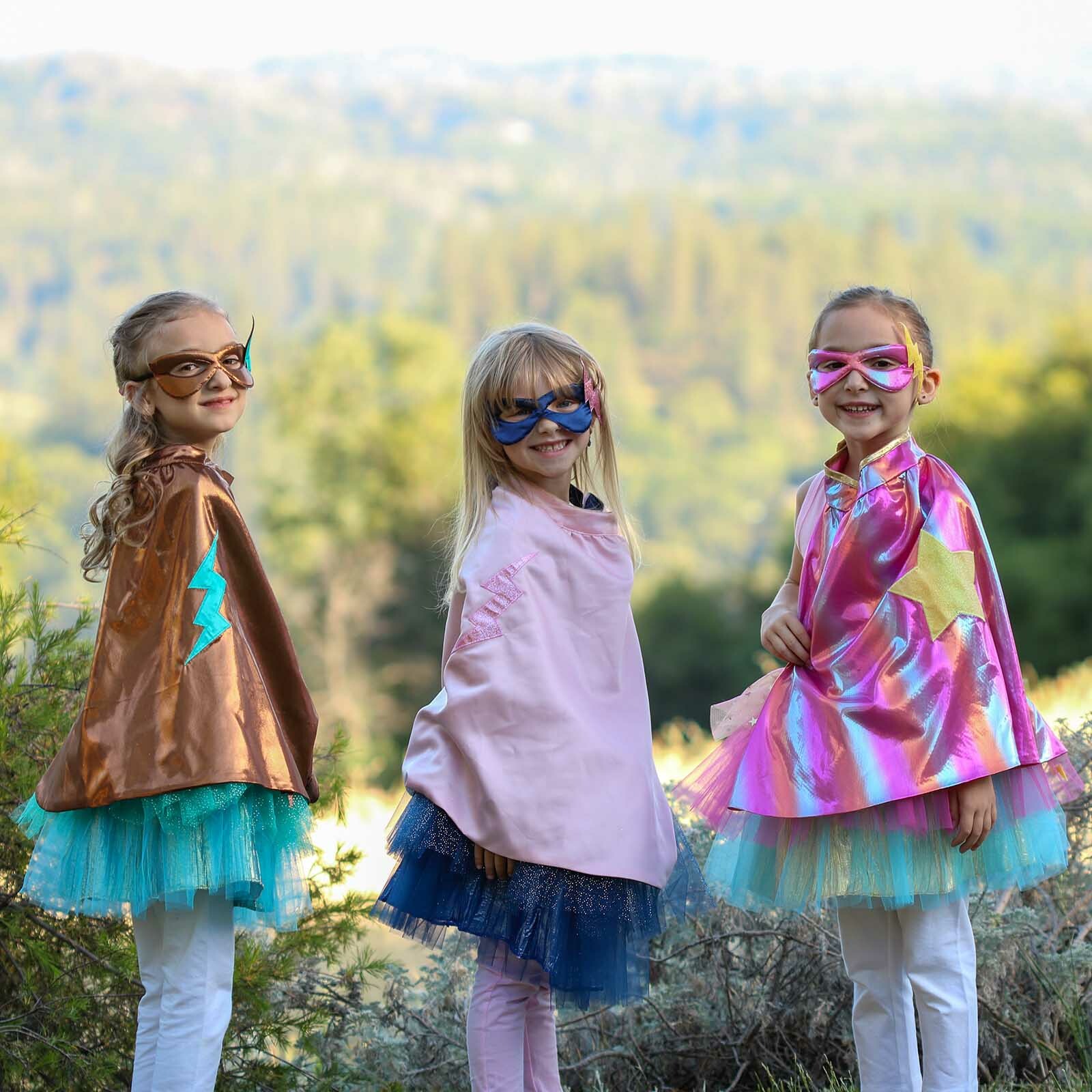 3 modèles de Costume de super héroïne portés par 3 enfants