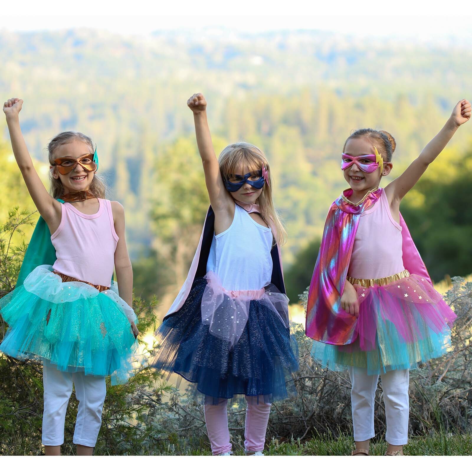 3 modèles de Costume de super héroïne portés par 3 enfants