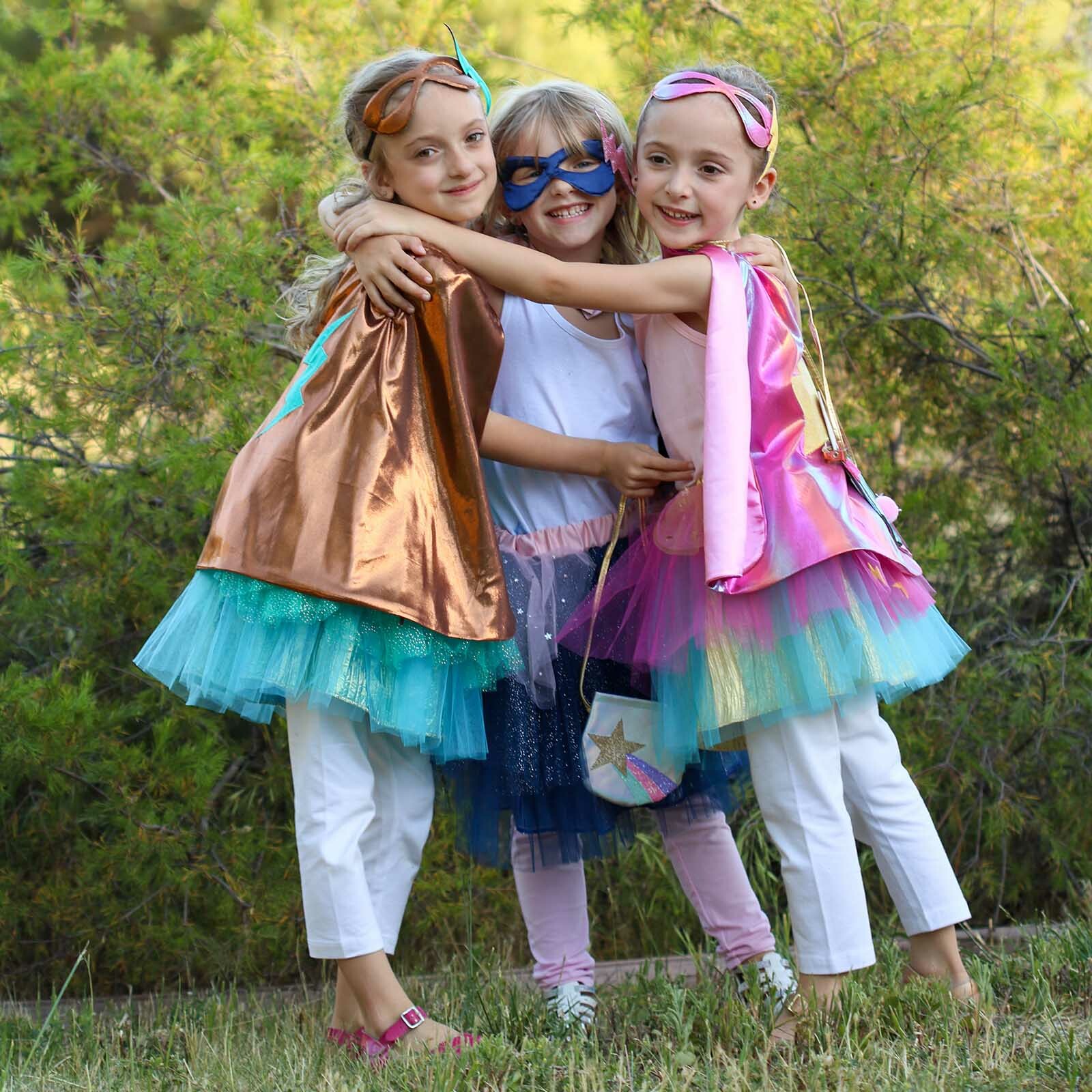 3 modèles de Costume de super héroïne portés par 3 enfants