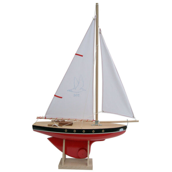 Ce joli voilier en bois à quille ronde est fait pour les collectionneur ou les petits marins aguerris ! Il peut néanmoins être utilisé dans le bain ou à la plage (une plage bretonne n'est pas nécessaire).