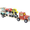 Empil'Auto jouet en bois avec un camion et une remorque avec trois piques où sont empilés hélicoptère bus camion de pompier ambulance taxi et voiture de police