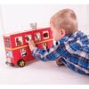 Un enfant joue avec la Boîte à formes Bus des animaux